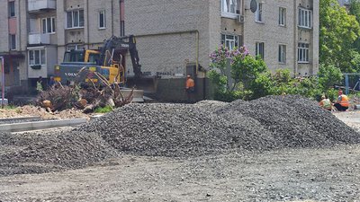 Вкладають бруківку і формують клумби: в Луцьку ремонтують декілька дворів Вкладають бруківку і формують клумби: в Луцьку ремонтують декілька дворів