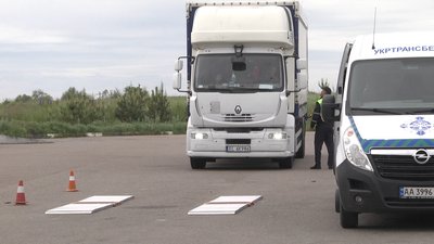 На дорогах Житомирщини з початку року зупинили 105 перевантажених фур На дорогах Житомирщини з початку року зупинили 105 перевантажених фур