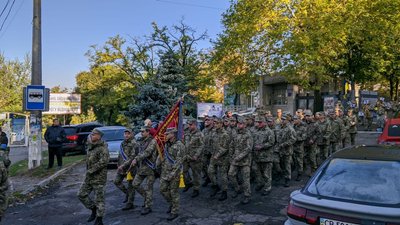 Військовослужбовці артилерійської бригади прокрокували миколаївськими вулицями Військовослужбовці артилерійської бригади прокрокували миколаївськими вулицями