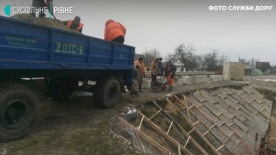 Влетів у бетонний блок і загорівся: поліція шукає власника авто