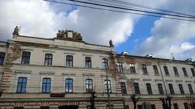У Чернівцях через вітер обсипався тиньк будівлі у центрі міста У Чернівцях через вітер обсипався тиньк будівлі у центрі міста