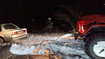 Негода на Вінниччині: рятувальники продовжують надавати допомогу водіям Негода на Вінниччині: рятувальники продовжують надавати допомогу водіям