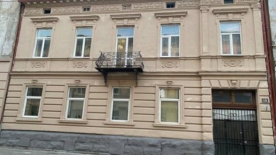 Відновлений фасад будинку на вул. Героїв УПА