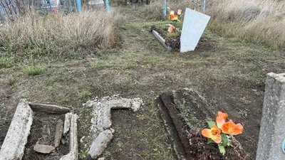 могила, наруга, поліція