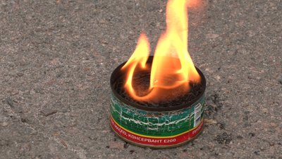 У Рівному волонтери збирають матеріали для окопних свічок. Як їх виготовляють У Рівному волонтери збирають матеріали для окопних свічок. Як їх виготовляють