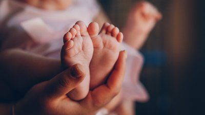 Ніжки новонародженої дитини
