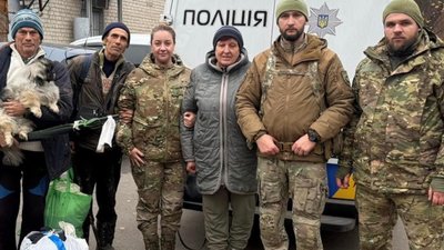 Евакуйовані жителі Купʼянського району з правоохоронцями