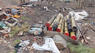 “Cтавить автомат мені до підборіддя, питає: давай гроші” — життя під окупацією в Андріївці “Cтавить автомат мені до підборіддя, питає: давай гроші” — життя під окупацією в Андріївці