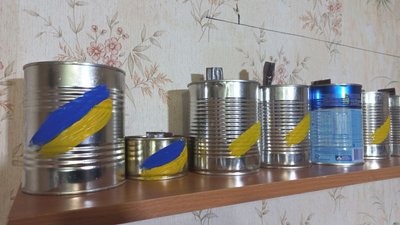 У Полтаві волонтерка Тетяна Мосієнко виготовляє окопні свічки для військових У Полтаві волонтерка Тетяна Мосієнко виготовляє окопні свічки для військових