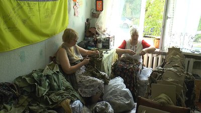 Полтавські волонтерки готують смужки тканини для сіток Полтавські волонтерки готують смужки тканини для сіток