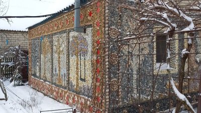 Жителька Херсонщини прикрасила власний будинок мозаїкою з мушель Жителька Херсонщини прикрасила власний будинок мозаїкою з мушель