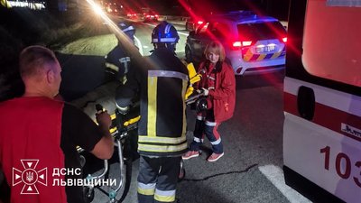 Водія вантажівки деблокували рятувальники