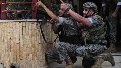 У Бейруті обстріляли учасників акції щодо розслідування вибухів у порту, є жертви У Бейруті обстріляли учасників акції щодо розслідування вибухів у порту, є жертви