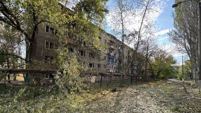 Пошкоджений під час обстрілу багатоквартирний будинок у Костянтинівці 19 вересня 2025