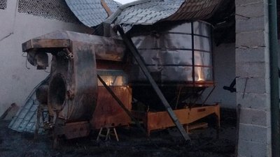 Три з половиною години гасили рятувальники вогонь на фермі на Закарпатті Три з половиною години гасили рятувальники вогонь на фермі на Закарпатті