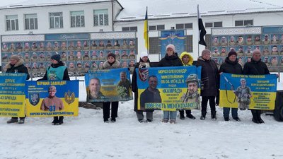 Люди зібралися щоб привернути увагу суспільства до полонених та зниклих безвісти