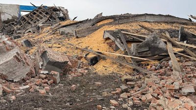 Наслідки російського удару по зерносховищу в Чугуївському районі
