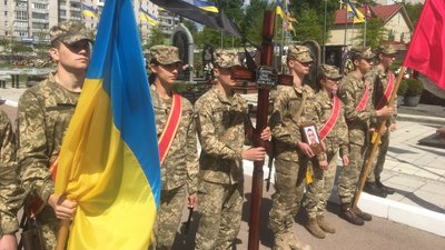 У Житомирі попрощалися з військовим Сергієм Булаєнком, який загинув під час обстрілу військами РФ У Житомирі попрощалися з військовим Сергієм Булаєнком, який загинув під час обстрілу військами РФ