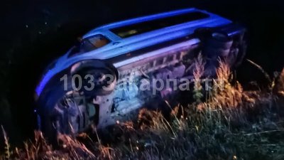 На Закарпатті мікроавтобус з'їхав у кювет і перекинувся: травмувалися троє людей