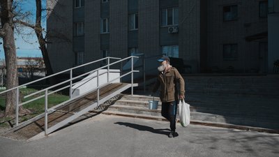 Чоловік біля гуртожитка в Харкові