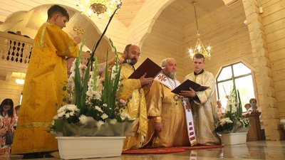 Освятили храм архієпископ і митрополит Тернопільсько-Зборівської митрополії Кир Василій Семенюк, єпископ Кам'янець-Подільської єпархії владика Іван Кулик Освятили храм архієпископ і митрополит Тернопільсько-Зборівської митрополії Кир Василій Семенюк, єпископ Кам'янець-Подільської єпархії владика Іван Кулик