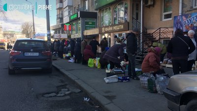 Це тривало недовго: біля ринку Рівного знову розгорнулась стихійна торгівля