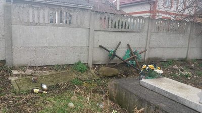 В Івано-Франківську невідомі пошкодили могили на міських кладовищах В Івано-Франківську невідомі пошкодили могили на міських кладовищах