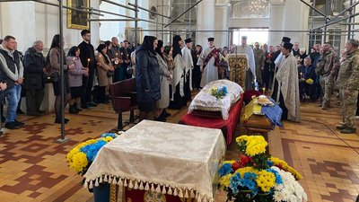 У Луцьку попрощалися з загиблим на війні Русланом Собуцьким У Луцьку попрощалися з загиблим на війні Русланом Собуцьким