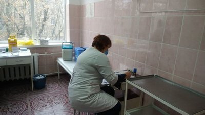Четверта хвиля COVID-19: лікарі Херсонщини щеплюються бустерною дозою вакцини