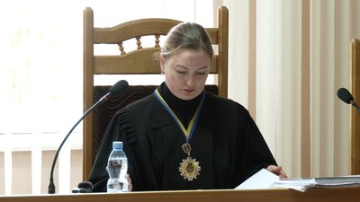 Суддя Господарського суду Чернігівської області Марія Демидова у справі про призупинення провадження, які стосуються користування Троїцьким та Спасо-Преображенським соборами представниками УПЦ Суддя Господарського суду Чернігівської області Марія Демидова у справі про призупинення провадження, які стосуються користування Троїцьким та Спасо-Преображенським соборами представниками УПЦ