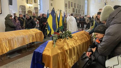 Прощання із воїнами Миколою Брюхом та Іваном Стадниченком у Полтаві: фото з місця події Прощання із воїнами Миколою Брюхом та Іваном Стадниченком у Полтаві: фото з місця події