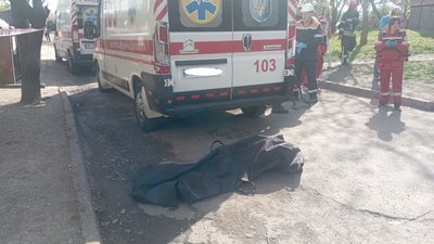 "Я вистрибнула у вікно" — мешканка будинку в Кривому Розі, де стався вибух. Під завалами знайшли тіло чоловіка "Я вистрибнула у вікно" — мешканка будинку в Кривому Розі, де стався вибух. Під завалами знайшли тіло чоловіка