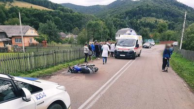На Франківщині 16-річний хлопець мотоциклом наїхав на двох неповнолітніх дівчат