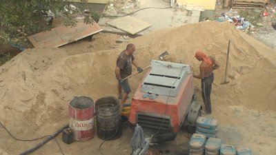 Будівельні роботи біля школи тривають. Фото: Суспільне Поділля