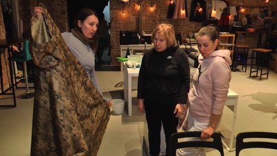 Раніше були панами, тепер — військові дощовики. Волонтери з Донбаса шиють плащі-намети для військових Раніше були панами, тепер — військові дощовики. Волонтери з Донбаса шиють плащі-намети для військових