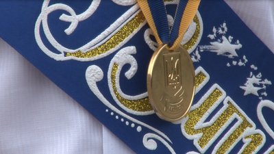105 випускникам ужгородських шкіл вручили золоті та срібні медалі