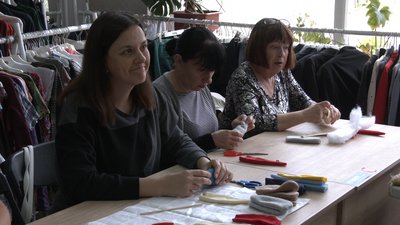 В Івано-Франківську переселенців навчали виготовляти іграшки із вживаного одягу В Івано-Франківську переселенців навчали виготовляти іграшки із вживаного одягу