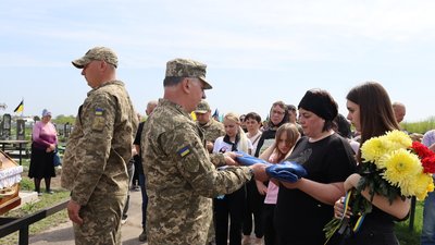 Два роки був безвісти зниклим: на Черкащині поховали військового Два роки був безвісти зниклим: на Черкащині поховали військового
