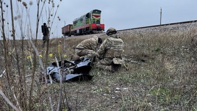 Пошукова група "Плацдарм" уперше працювала на території Миколаївської області, де у 2022 році була лінія фронту. В результаті обстеження місцевості було знайдено рештки трьох людей Пошукова група "Плацдарм" уперше працювала на території Миколаївської області, де у 2022 році була лінія фронту. В результаті обстеження місцевості було знайдено рештки трьох людей