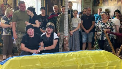 "Дуже ми всі його любили, поважали". У Сумах попрощалися з загиблим сержантом Олександра Другаєм "Дуже ми всі його любили, поважали". У Сумах попрощалися з загиблим сержантом Олександра Другаєм