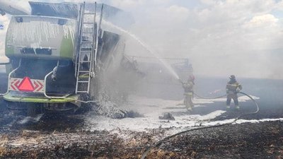 На Тернопільщині в полі загорівся комбайн