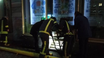 У Луцьку з триметрової ями врятували пса, який злякався салютів