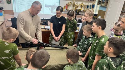 Окупанти у Криму з травня почнуть тестувати підручник з військової підготовки у школах