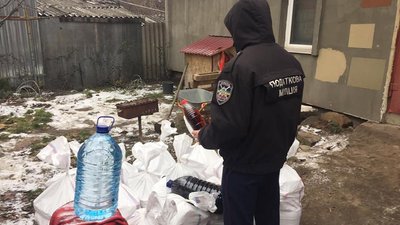 У двох підпільних цехах у Житомирі виготовляли алкоголь, який маскували під відомі бренди У двох підпільних цехах у Житомирі виготовляли алкоголь, який маскували під відомі бренди