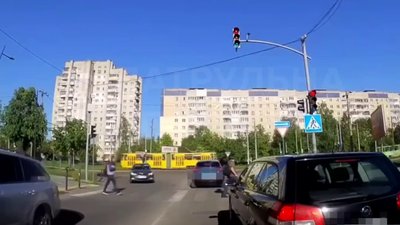 Водійка проїжджає перехрестя на червоне світло, 30 квітня 2024