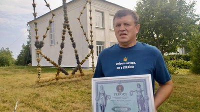 На фото Володимир Таранціца. Чоловік встановив національний рекорд — із висушених польових трав та дідухів зробив тризуб, 24 серпня 2023, Деражнянська громада.