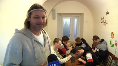 Учні Житомирської спецшколи шиють на уроках праці вироби зі шкіри Учні Житомирської спецшколи шиють на уроках праці вироби зі шкіри