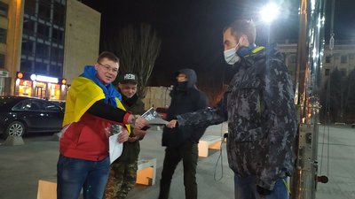 Лише 6 людей зібралось на акцію в підтримку Сергія Стерненка у Миколаєві Лише 6 людей зібралось на акцію в підтримку Сергія Стерненка у Миколаєві