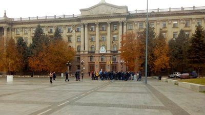 У Миколаєві представники малого бізнесу зібралися на акцію протесту проти карантину "вихідного дня" У Миколаєві представники малого бізнесу зібралися на акцію протесту проти карантину "вихідного дня"