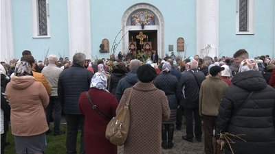 Біля Успенського собору на Волині відбулася акція протесту проти УПЦ МП Біля Успенського собору на Волині відбулася акція протесту проти УПЦ МП